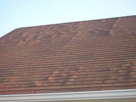 Wavy roof shingles