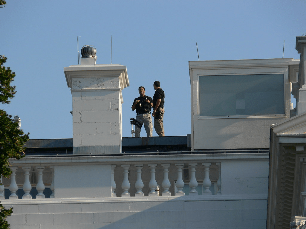 Are There Guards On The Roof Of The White House