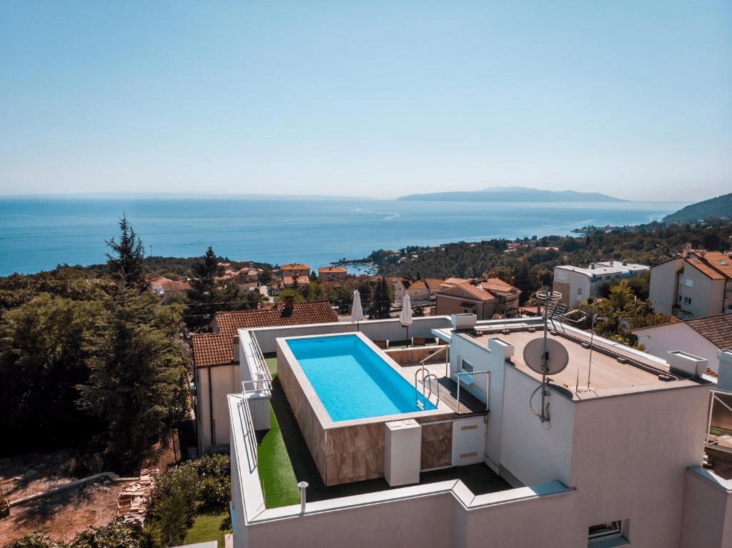 House That Has A Pool On Top Of The Roof – Innovative Designs, Engineering Secrets & Lifestyle Benefits